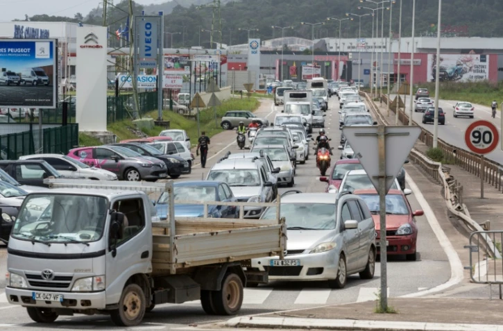 Des véhiculent circulent à Cayenne alors qu'un accord s'apprêtant à mettre fin aux barrages est sur le point d'être signé, le 21 avril 2017