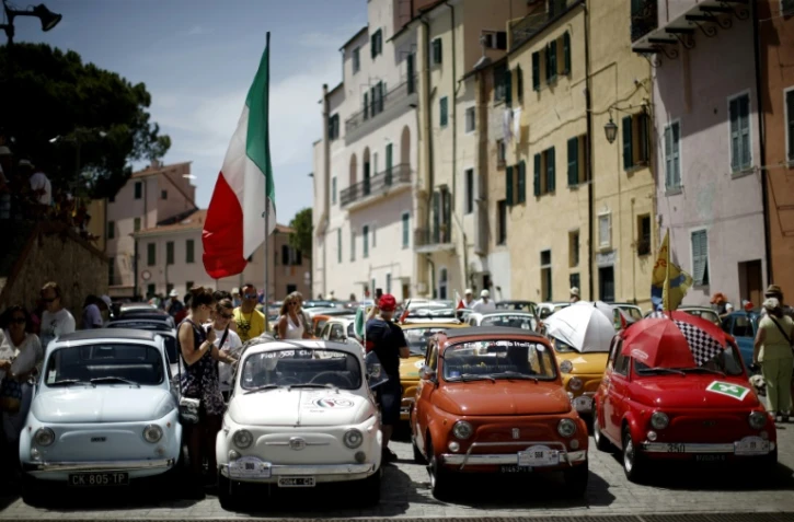 Plus de 1.200 Fiat 500 en provenance de diverses régions d'Europe rassemblées le 8 juillet 2017 à Garlenda, dans le nord-ouest de l'Italie, pour célébrer les 60 ans de cette icône.
