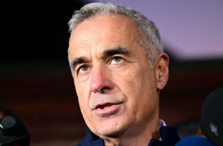 Le candidat d'extrême droite roumain Calin Georgescu parlant aux journalistes le 26 novembre 2024, à Izvorani, près de Bucarest, Roumanie