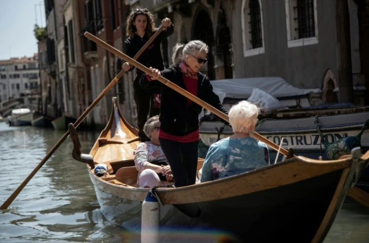 Elena Almansi (c) enseigne l'art de ramer des gondoliers à Venise, le 16 mai 2019 en Italie