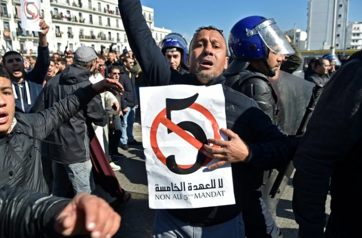 Un Algérien brandit une pancarte contre le 5e mandat que brigue le président Abdelaziz Bouteflika, lors d'une manifestation à Alger le 22 février 2019