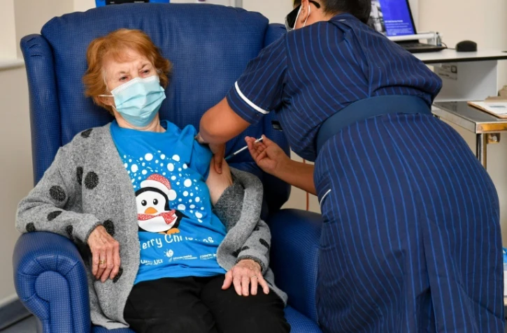La Britannique Margaret Keenan reçoit la première dose du vaccin Pfizer/BioNtech, le 8 décembre 2020 à l'h?'pital de Coventry, au Royaume-Uni