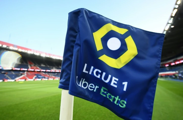 Drapeau de corner aux couleurs de la Ligue 1, au Parc des Princes
