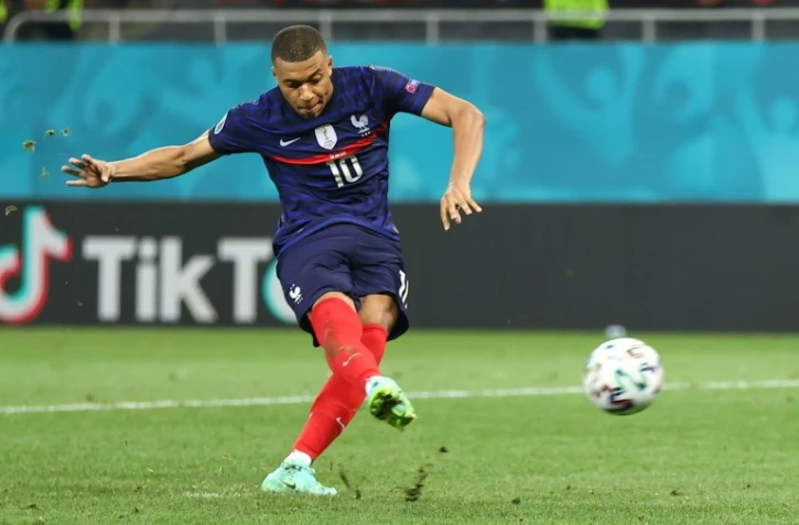 L'attaquant de la France, Kylian Mbappe, rate son tir au but décisif en 8e de finale de l'Euro-2020, lundi 28 juin à Bucarest contre la Suisse