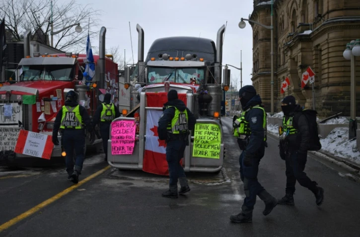 Des policiers patrouillent rue Wellington à Ottawa, le 16 février 2022