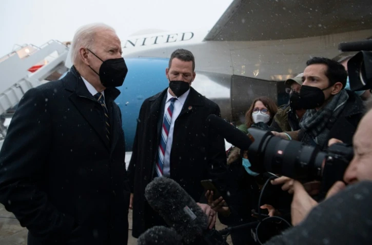 Le président américain Joe Biden répond à la presse à sa sortie d'Air Force One près de Washington, le 28 janvier 2022