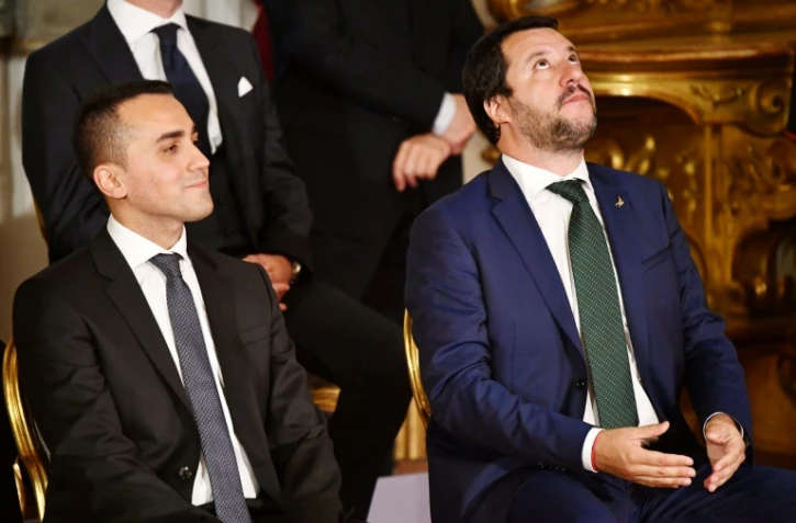 Le ministre de l'Intérieur italien et vice-Premier ministre Matteo Salvini (D) aux côtés de l'autre vice-Premier ministre Luigi Di Maio durant la cérémonie d'investiture du nouveau gouvernement à Rome le 1er juin 2018