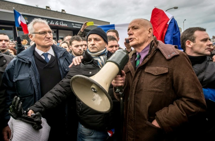 Le général Christian Piquemal (d) s'adresse aux partisans du mouvement Pegida, lors d'un rassemblement anti-migrants, le 6 février 2016 à Calais