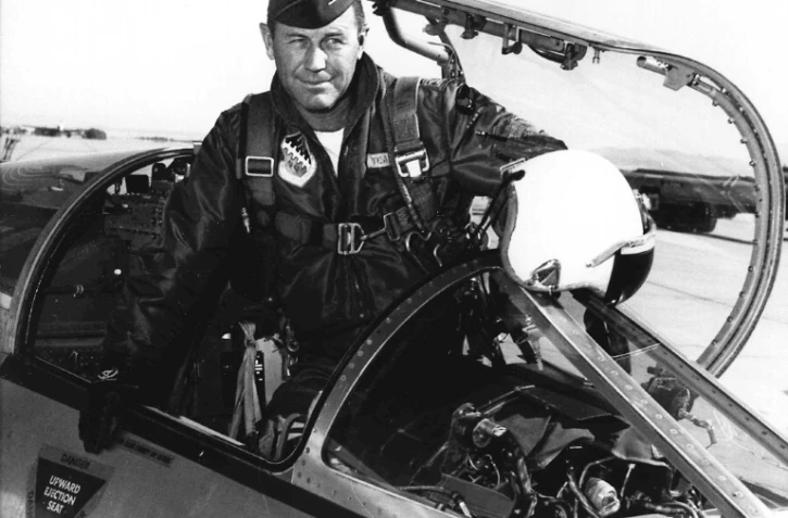 Photo de l'US Air Force de l'aviateur américain Charlie "Chuck" Yeager en 1962 à la base Edwards Air Force, en Californie