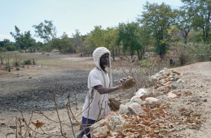 Takesure Chimbu, paysan de 58 ans, dans la réserve d'eau asséchée près de Kotwa, dans le nord-est du Zimbabwe, le 2 juillet 2024