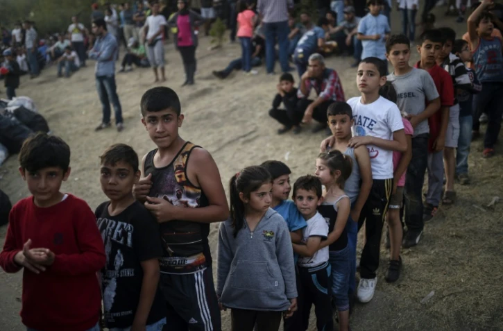 Des enfants réfugiés syriens font la queue pour recevoir de la nourriture, le 17 septembre 2015 à Edirne, à la frontière entre la Turquie et la Grèce