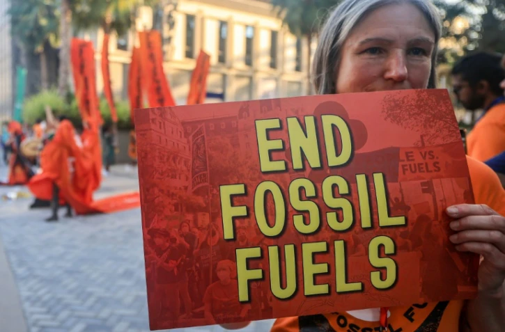 Des militants protestent contre les énergies fossiles en marge de la COP28, le 5 décembre 2023 à Dubaï