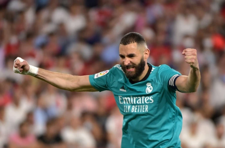 Karim Benzema célèbre un but du Real Madrid sur la pelouse du FC Séville en Liga le 17 avril 2022