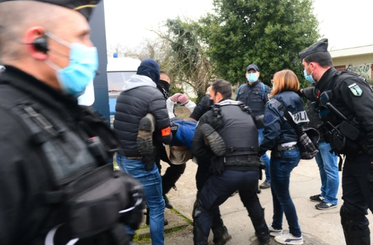 La police évacue des squatteurs d'un local désaffecté à Cenon (Gironde), en février 2021