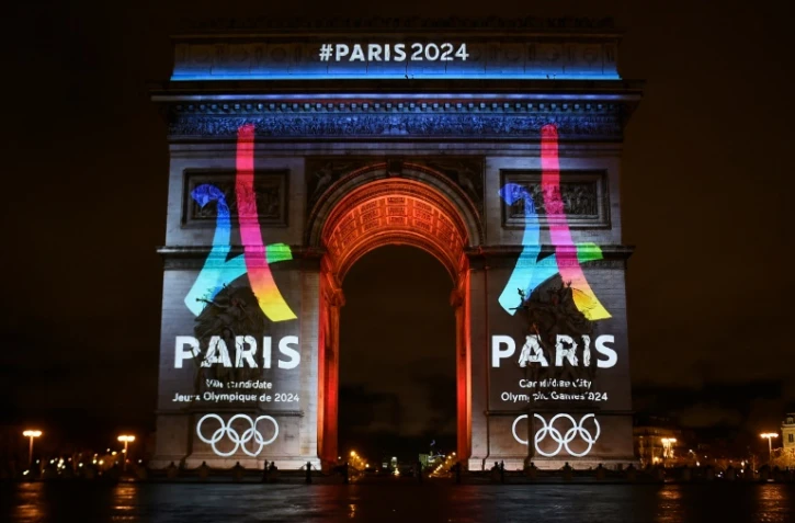 Le logo officiel de Paris 2024 projeté sur l'Arc de Triomphe à Paris le 9 février 2016