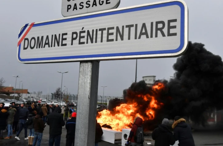 Des pneus brûlés devant la prison de Vendin-le-Vieil, dans le nord de la France,  lors de la protestation de gardiens de prison, le 15 janvier 2018