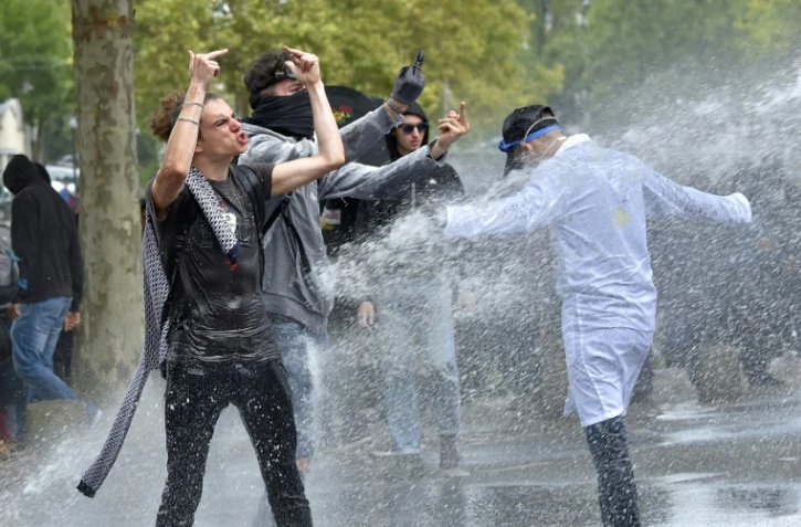 La police utilise des canons Ă eau contre des manifestants Ă Nantes le 15 septembre 2016