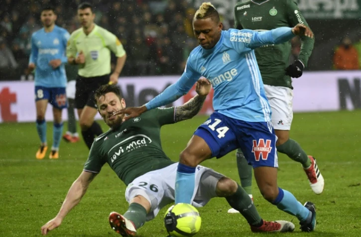 L'attaquant marseillais Clinton Njie taclé par le stéphanois Mathieu Debuchy, le 9 février 2018 au stade Geoffroy-Guichard à Saint-Etienne