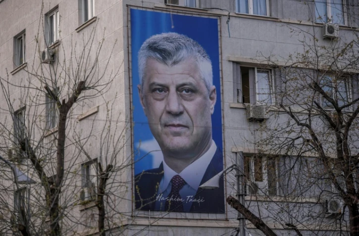 Une affiche représentant l'ex-président kosovar Hashim Thaci, le 31 mars 2023 à Pristina, au Kosovo