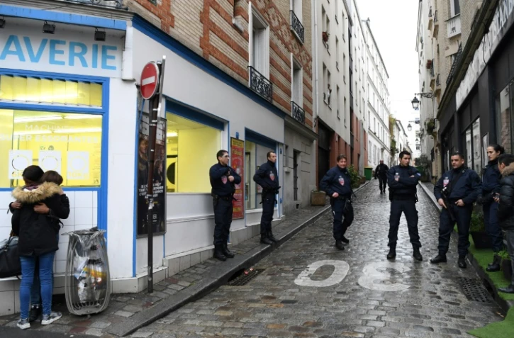 Des policiers devant le lycée Charles-de-Gaulle où un élève a été mortellement poignardé, le 30 janvier 2017 à Paris