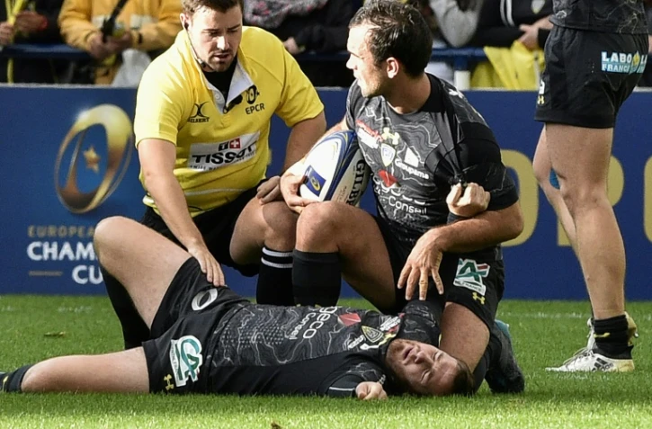 L'ouvreur de Clermont Camille Lopez (en bas) blessé est allongé sur la peiouse du stade Marcel-Michelin lors du match face à Northampton en Coupe d'Europe, le 21 octobre 2017