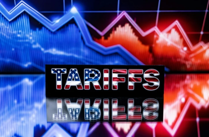 Un taux universel de 10% de taxe douanière sur tous les produits importés aux Etats-Unis est entré en vigueur samedi, faisant plonger les marchés