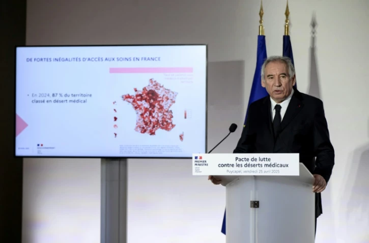 Le Premier ministre François Bayrou lors d'une conférence de presse sur les déserts médicaux à Puycapel, le 25 avril 2025 dans le Cantal