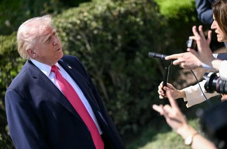 Le président américain Donald Trump s'adresse aux journalistes sur la pelouse sud de la Maison Blanche, avant de monter à bord de Marine One, le 16 avril 2026 à Washington