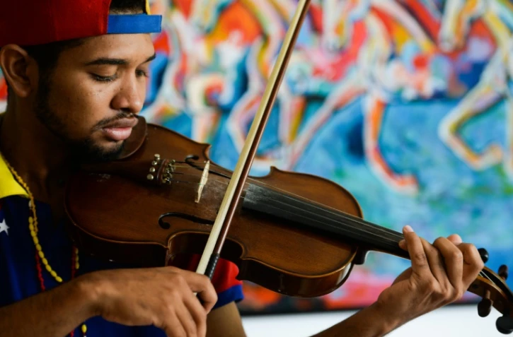 Le violoniste Wuilly Arteaga, 23 ans, est devenu célèbre en jouant du violon pendant les rassemblements contre le pouvoir au Venezuela.