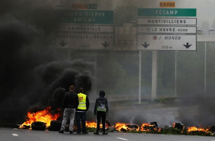 Des manifestant contre la loi travail bloquent l'accès à la raffinerie Gonfreville-l'Orcher en Normandie, le 18 mai 2016
