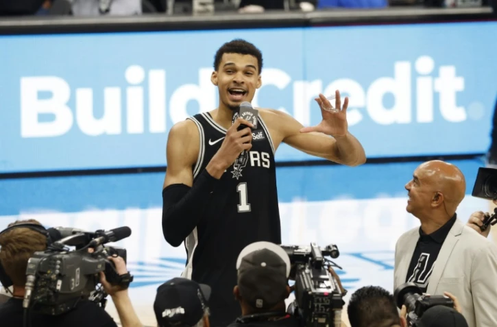 Victor Wembanyama, le rookie star des San Antonio Spurs s'adresse à la foule après la victoire de sa franchise sur les New York Knicks, le 29 mars 2024, à San Antonio