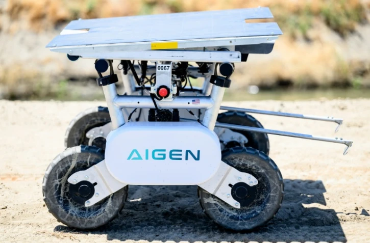 Le robot désherbant d'Aigen à Los Banos (Californie), le 26 juin 2025