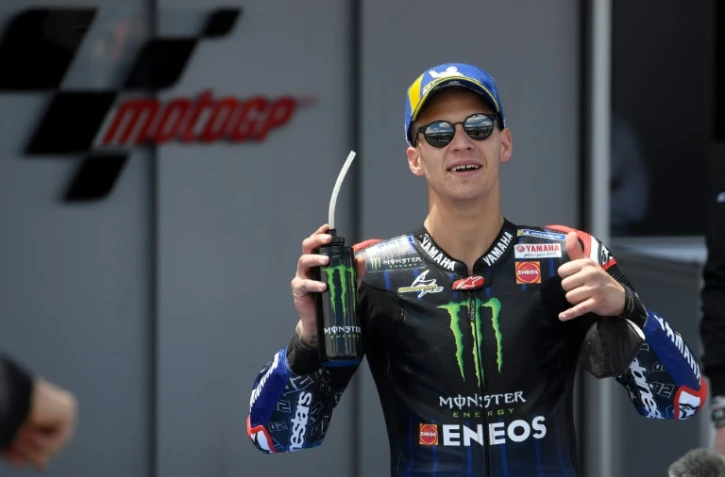Le Français Fabio Quartararo (Yamaha) fête sa 
pole position au GP d'Espagne, sur le circuit de Jerez, le 1er mai 2021