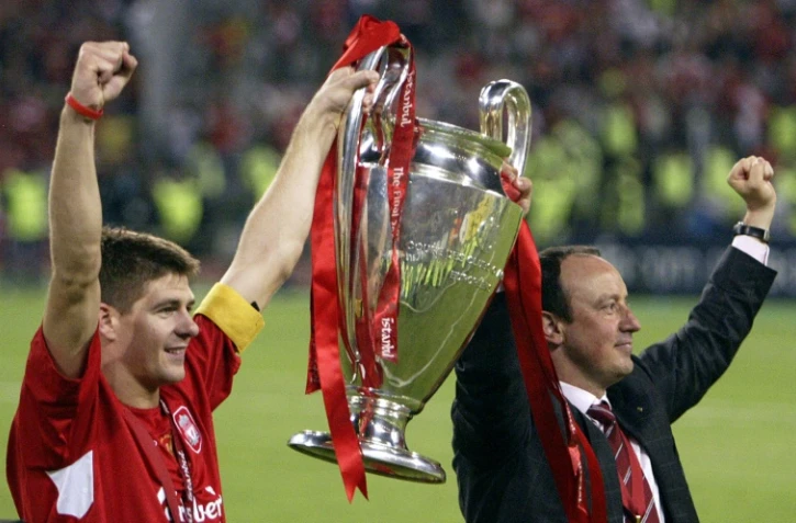 Le capitaine Steven Gerrard et le manager Rafael Benitez savourent leur triomphe dans la finale historique de la Ligue des champions, le 25 mai 2005 Ă Istanbul