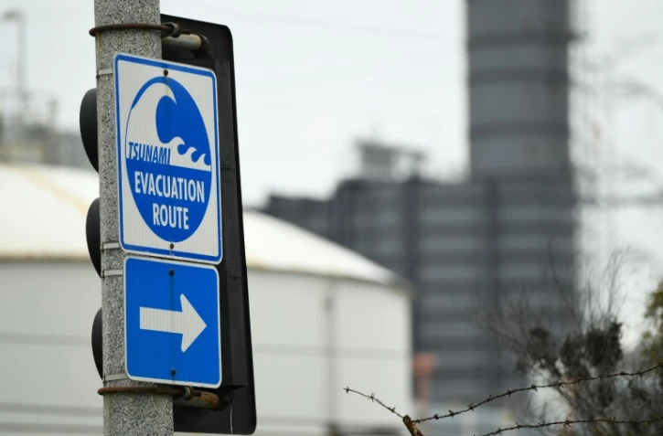 Un panneau indique le chemin à suivre pour évacuer en cas de tsunami, le 15 janvier 2022 à El Segundo, en Californie