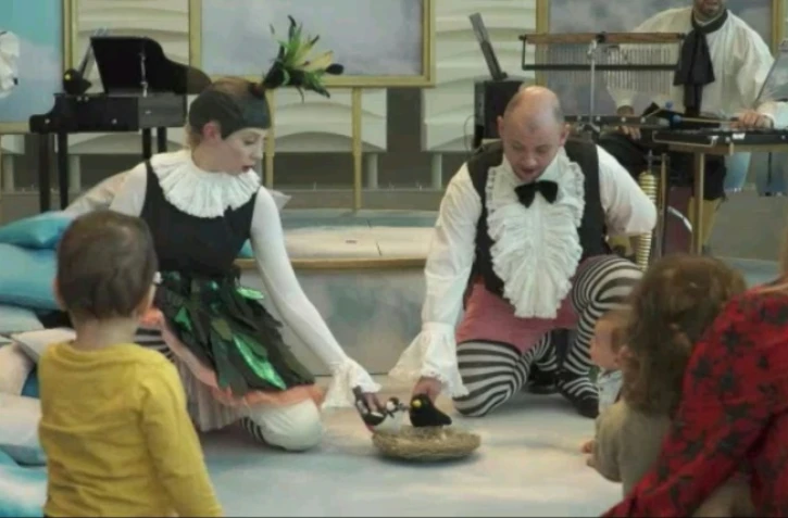 Capture d'image d'une vidéo montrant des chanteurs du Scottish Opera interprétant "BambinO", un opéra destiné aux bébés de 6 à 18 mois, le 13 avril 2018 à Paris