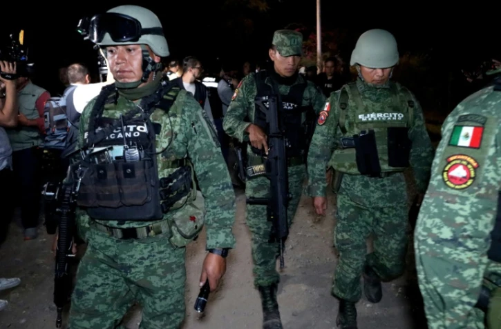 Des militaires montent la garde après une attaque à l'explosif à Tlajomulco de Zuñiga, dans la banlieue de Guadalajara, le 12 juillet 2023 au Mexique