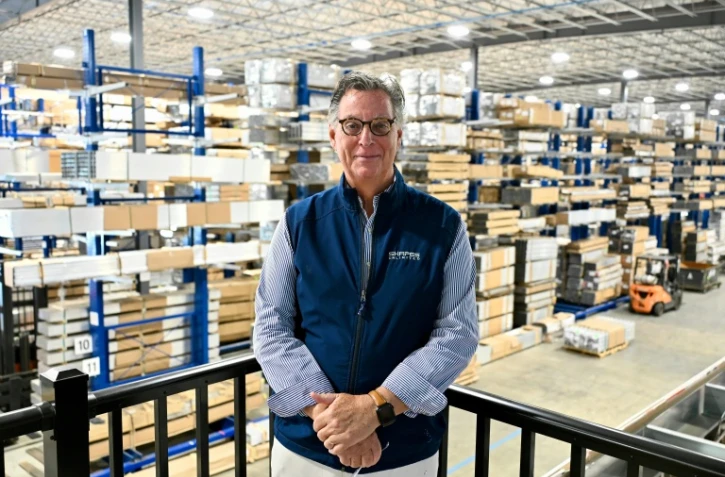 Le patron de Shapes Unlimited Doug Rende dans l'entrepôt de son entreprise, à North Jackson, dans l'Ohio, le 30 septembre 2026