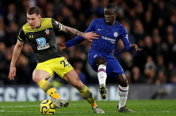 Le milieu danois de Southampton Pierre-Emile Hojbjerg (g) à la lutte avec le milieu français de Chelsea N'Golo Kanté, le 26 décembre 2019 à Londres