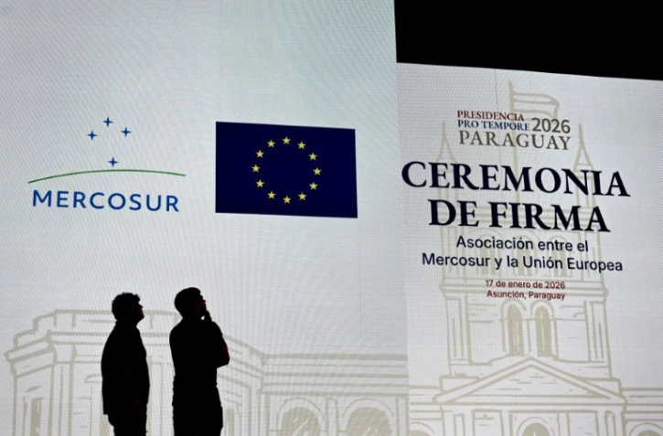Des ouvriers installent la scène pour la cérémonie de signature de l’accord entre l’Union européenne et le Mercosur au Gran Teatro José Asunción Flores de la Banque centrale du Paraguay, à Asuncion, le 16 janvier 2026.
