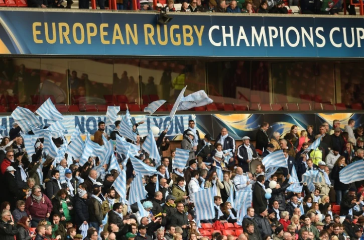Des supporters du Racing 92 avant la demi-finale de Coupe d'Europe 1998 contre les Leicester Tigers à Nottinghamshire, en Angleterre, le 24 avril 2016