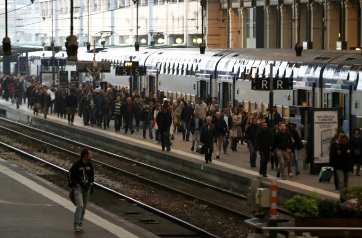 La SNCF va indemniser les passagers des TGV et Intercités qui accusent un retard d'au moins 30 minutes à leur arrivée, quel qu'en soit le motif