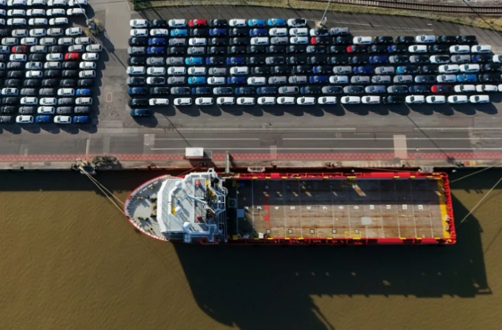 Vue aérienne de nouvelles voitures du groupe Volkswagen prêtes à être expédiées près de l’usine Volkswagen d’Emden, dans le nord-ouest de l’Allemagne, le 23 avril 2026