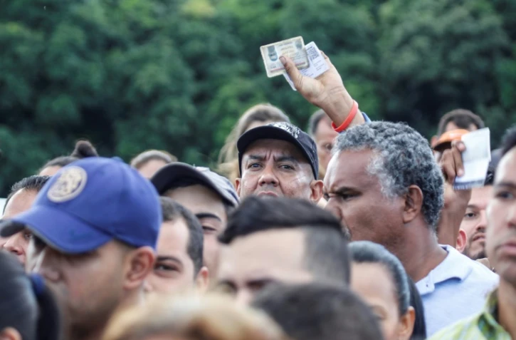 Des Vénézuéliens font la queue pour traverser le pont frontalier Simon Bolivar et entrer en Colombie, le 8 juin à  San Antonio del Táchira, au Venezuela
