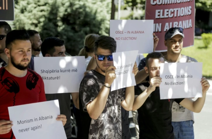 Manifestation de l'opposition devant un bureau de vote de Tirana le 30 juin 2019