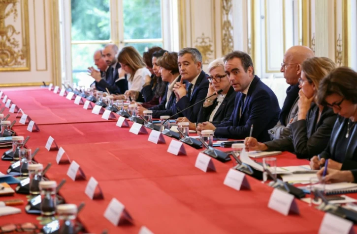 Le Premier ministre Sébastien Lecornu s'exprime face aux membres du gouvernement, le 13 octobre 2025 à Paris