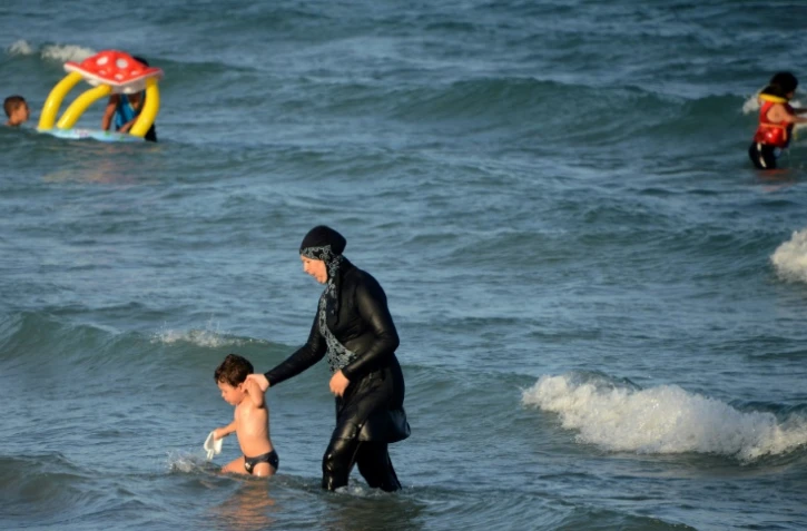 Une Tunisienne porte le Burkini sur une plage près de Bizerte, au nord-est de la capitale Tunis