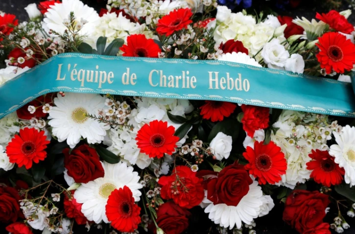 Couronne de fleurs déposée devant les anciens bureaux de Charlie Hebdo le 7 janvier 2020, pour le 5e anniversaire de cet attentat qui avait décimé une partie de la rédaction