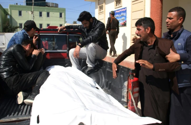 Le corps d'une des victimes du naufrage qui a fait 100 morts à Mossoul en Irak arrive à la morgue, le 22 mars 2019