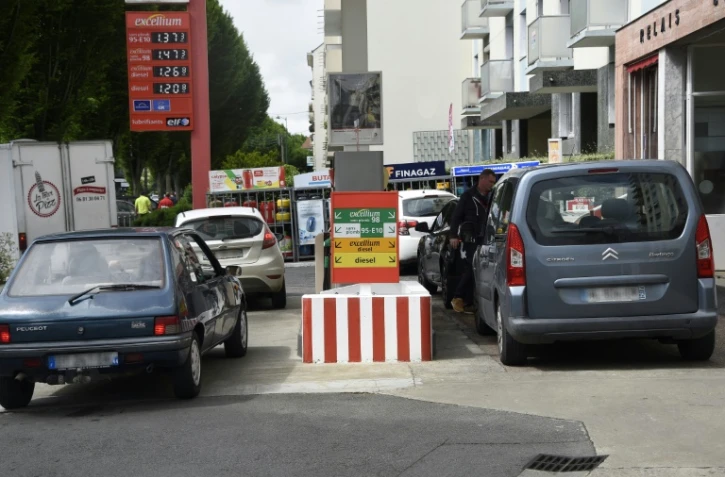 Des automobilistes patientent pour faire le plein Ă Rennes le 20 mai 2016
